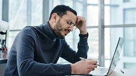 Каждый четвертый работник подумывает уволиться из-за ИИ. И дело не только в технологии