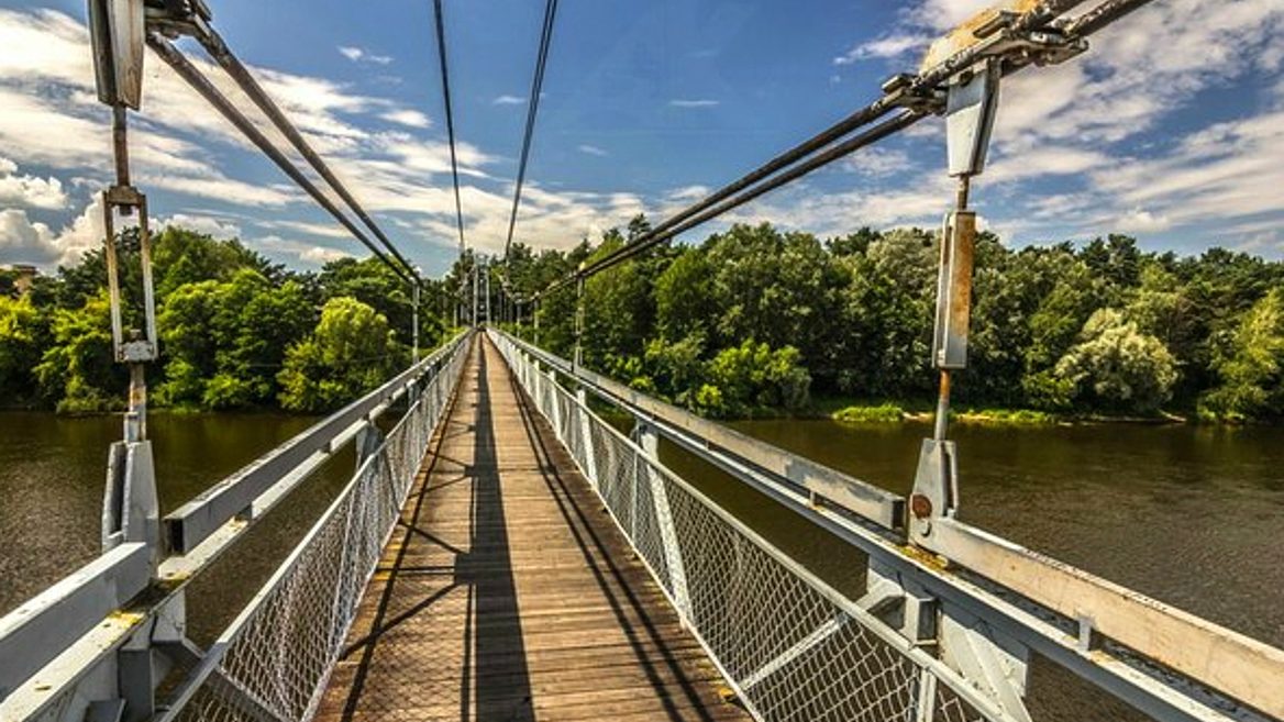 Most tour. Мосты Гродненская область. Подвесной мост через Неман. Город Неман мост через реку.