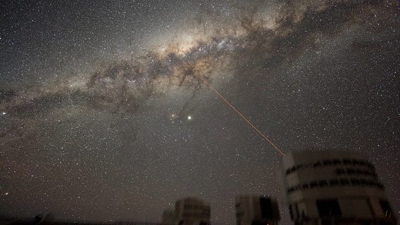 Ученые опубликовали снимок центра Млечного пути со сверхмассивной черной дырой