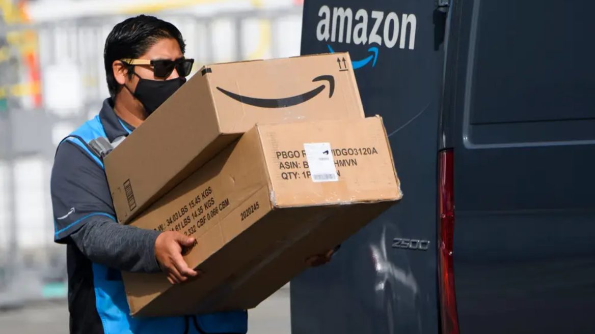 В сети завирусился ролик с курьером Amazon который невозмутимо доставлял посылку посреди полицейской операции