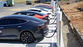 Tesla продала 100 тысяч электромобилей в 2017-м, но по-прежнему не может наладить производство Model 3 