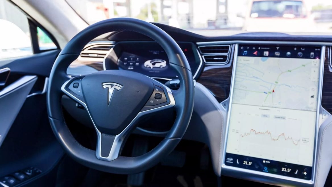 Эксперты показали насколько легко обмануть автопилот Tesla и ездить без водителя