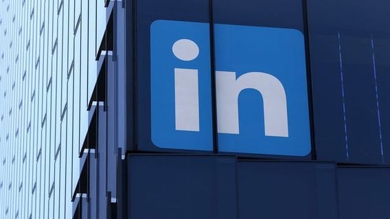 LinkedIn добавила больше ИИ: теперь он помогает искать работу и исправляет резюме