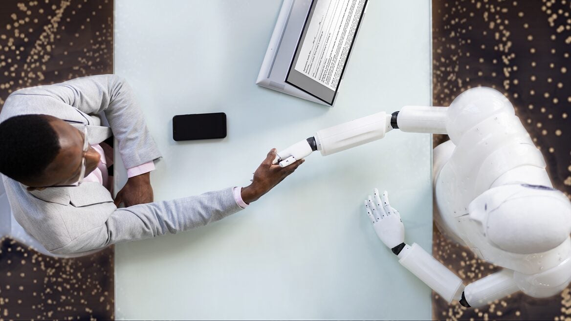 Компании объединяют ИТ и HR чтобы подготовить сотрудников к «вторжению» ИИ