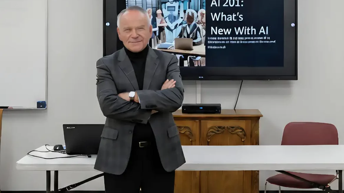 78-летний пенсионер вайбкодит сам и учит 100-летних ИИ