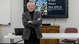 78-летний пенсионер вайбкодит сам и учит 100-летних ИИ