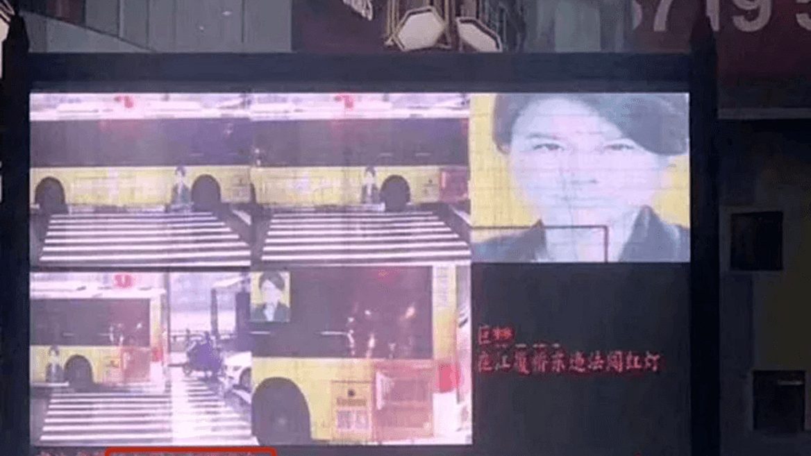 Система распознавания лиц в Китае приняла фото на автобусе за пешехода-нарушителя 