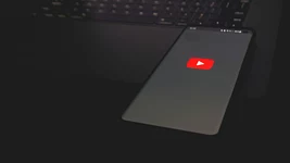 Смотрите беларусское: Мининформ обвинил YouTube в дискриминации и «настоятельно рекомендовал» отказаться от него