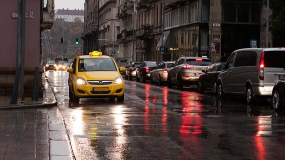 «І ў 2035 яшчэ парулю». Чаму таксіст, дальнабойшчык і лагіст не баяцца AI (і вам не раяць)