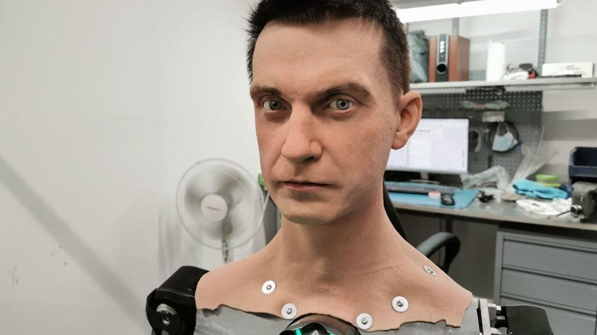 В России создали сверхреалистичного робота. Но вид у него пугающий