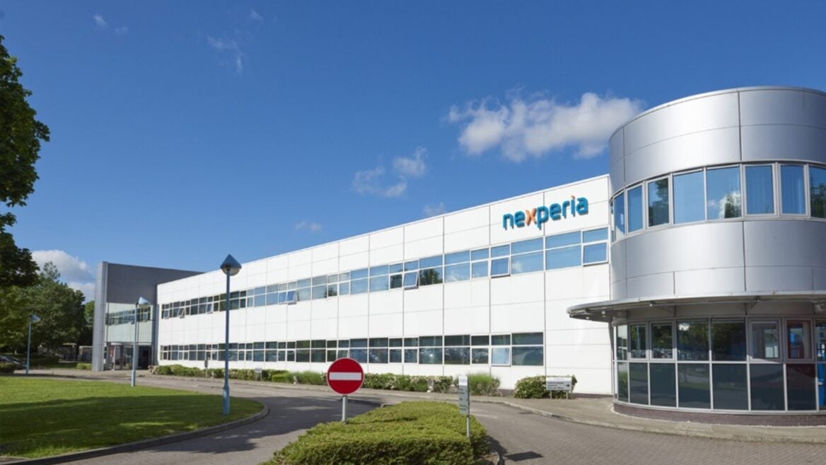 Нидерланды захватили контроль над китайским производителем чипов