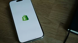 «Мусорные гранаты»: глава Shopify рассказал, как ИИ-тексты сотрудников создают всем лишнюю работу