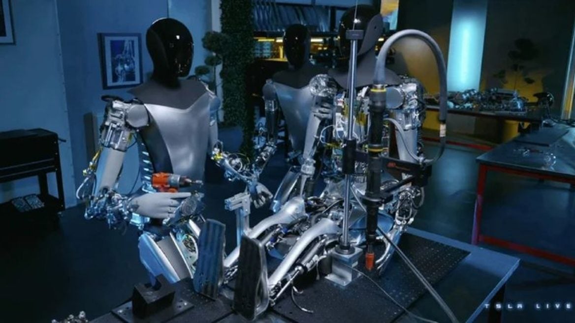 Tesla показала как два человекоподобных робота собирают третьего