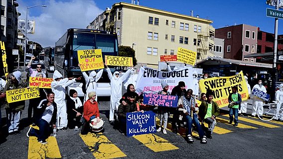 Против «техсплуатации»: в Сан-Франциско демонстранты перекрыли дорогу автобусам Google и Apple 