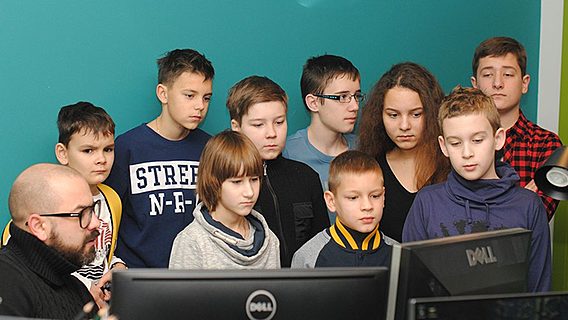 «Сделаем то, что не может учитель». Випы белорусского ИТ запустили проект для школьников 