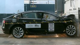 Семья погибшего в Tesla водителя подала в суд на компанию из-за отказа подвески