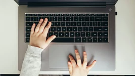 Беларусов обязали защищать своих детей в интернете