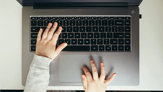 Беларусов обязали защищать своих детей в интернете