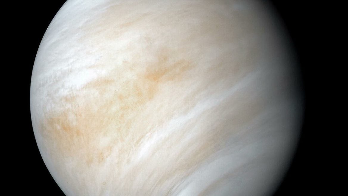 NASA опубликовала первые снимки поверхности Венеры в видимом свете