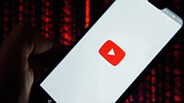 YouTube отменит монетизацию видео, призывающих к отказу от прививок 