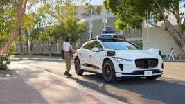 Роботакси Alphabet и магазины Apple пострадали во время протестов в Лос-Анджелесе Роботакси Alphabet и магазины Apple пострадали во время протестов в Лос-Анджелесе