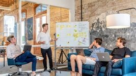 Только когда всё начинает «ломаться»: в Y Combinator сказали, когда стартапам нужно нанимать