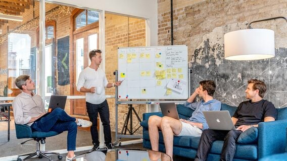 Только когда всё начинает «ломаться»: в Y Combinator сказали, когда стартапам нужно нанимать