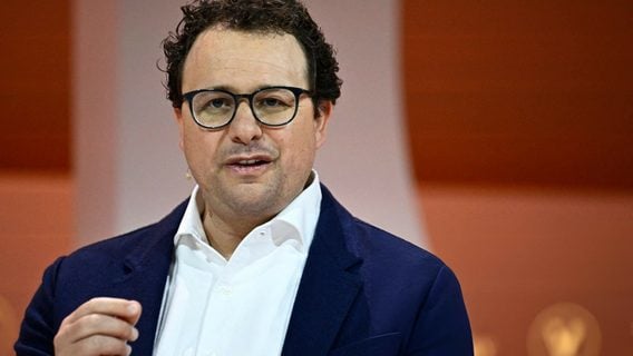 CEO Anthropic: ИИ ошибается реже людей — дайте ему шанс