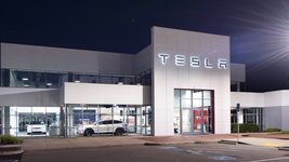 Tesla переезжает из пышных выставочных залов в дешёвые точки