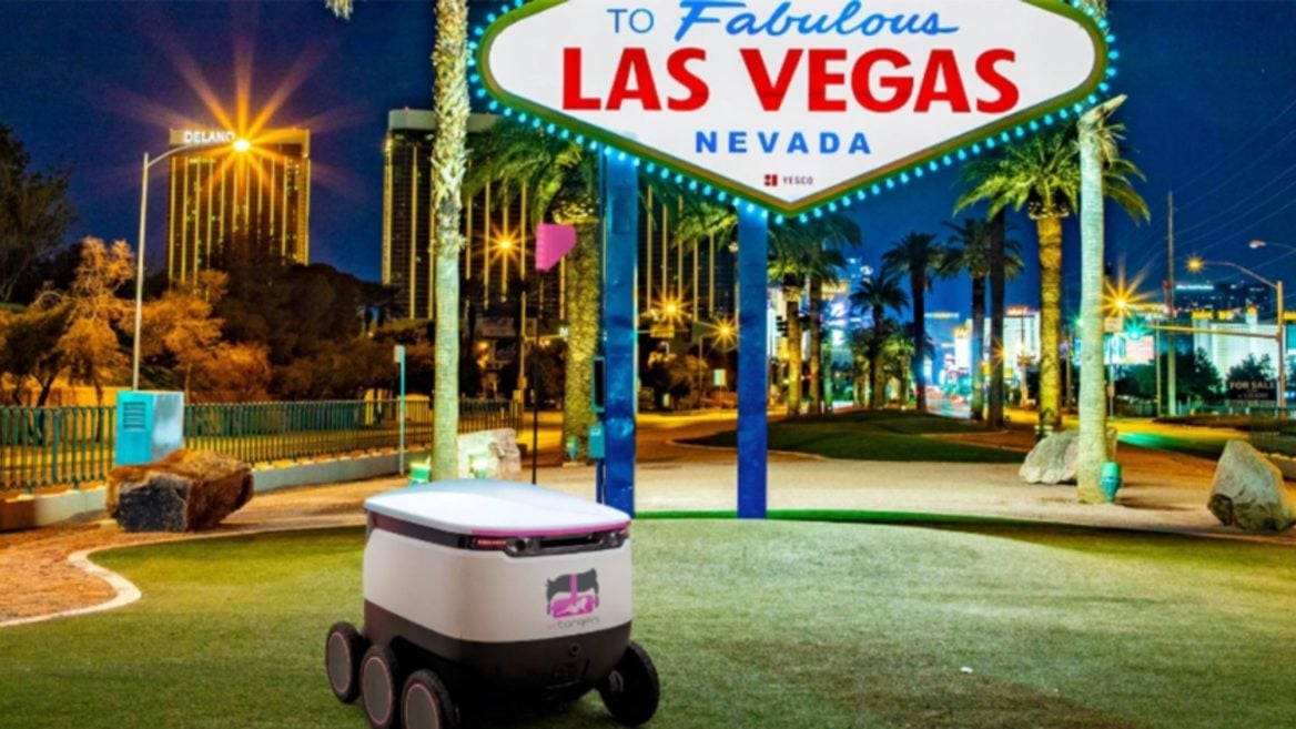 В Лас-Вегасе роботы-курьеры развозят VR-порно