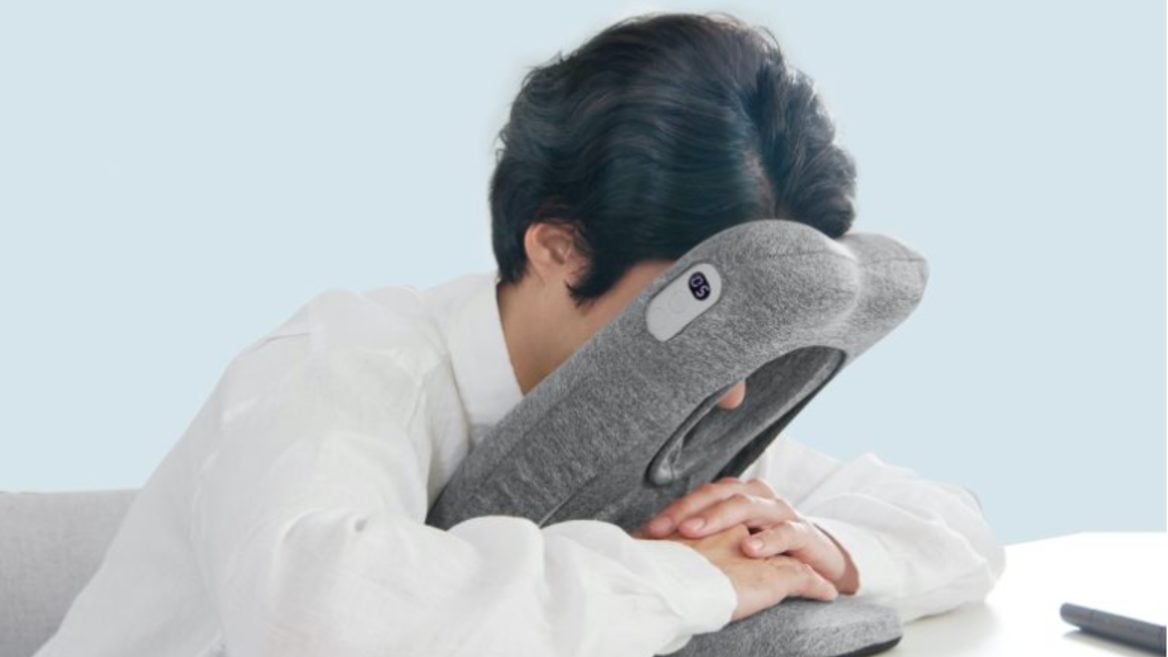 В Японии придумали подушку для послеобеденного сна прямо за столом в офисе со встроенным будильником