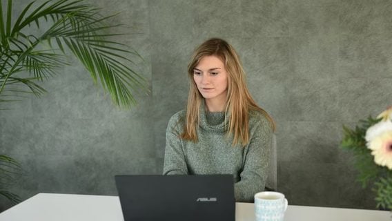 ИИ представляет бо́льшую угрозу для работы женщин, чем мужчин