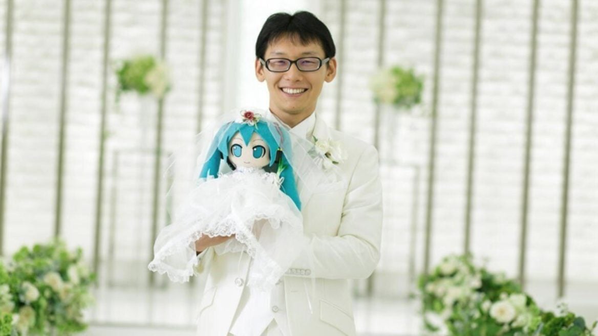 Японец женился на голограмме виртуальной певицы, но ее ИИ перестали поддерживать