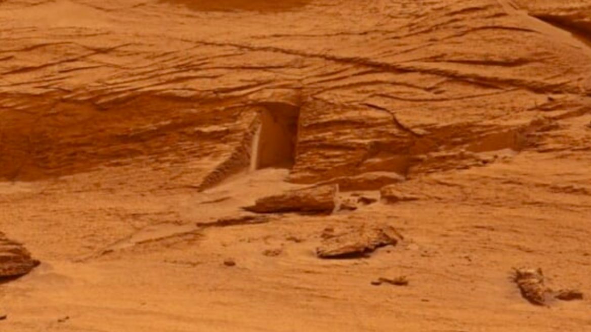 В NASA объяснили откуда на Марсе взялась «дверь» которую заснял Curiosity