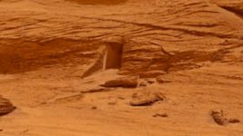 В NASA объяснили, откуда на Марсе взялась «дверь», которую заснял Curiosity