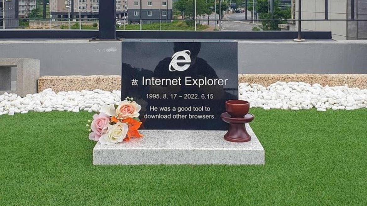В Южной Корее программист похоронил Internet Explorer поставив ему памятник