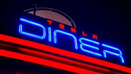 Tesla адкрыла свой першы рэстаран: кіно на паркоўцы і папкорн ад робата Optimus Tesla адкрыла свой першы рэстаран: кіно на паркоўцы і папкорн ад робата Optimus