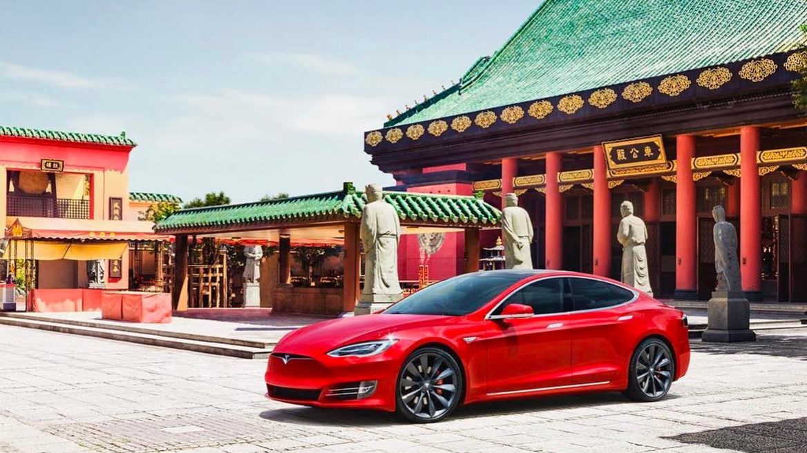 Покупатели Tesla пришли в салон в Шанхае и потребовали компенсации после снижения цен