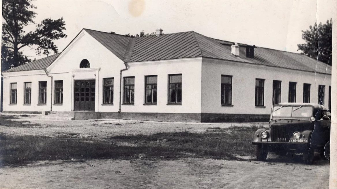 «Здание ещё стоит, а школы нет — детей в деревне стало совсем мало». Айтишник оцифровал семейный альбом про уходящую Беларусь