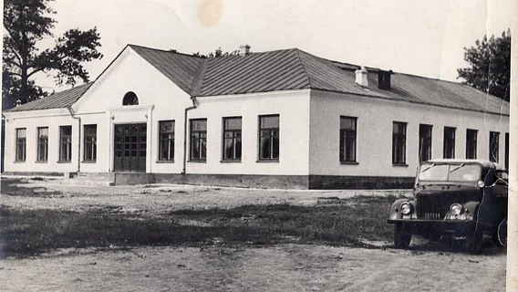 «Здание ещё стоит, а школы нет — детей в деревне стало совсем мало». Айтишник оцифровал семейный альбом про уходящую Беларусь