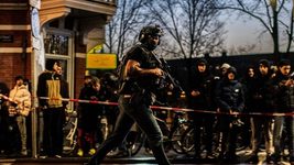 Мужчина с оружием захватил заложников в магазине Apple в центре Амстердама