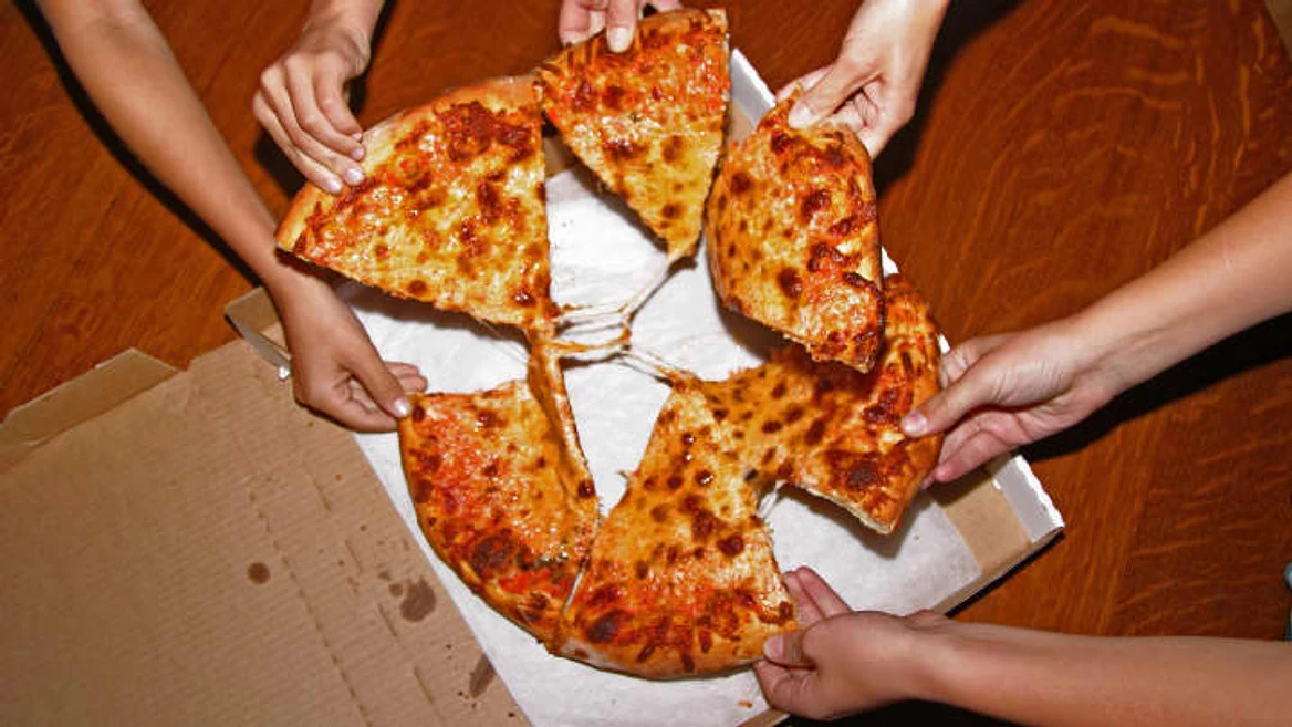 Amazon снова режет штат — сотрудники отвечают мемами про пиццу