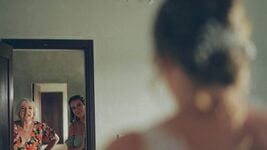 «Мечтаю показать Париж, а она не хочет». Внучка уехала 12 лет назад — но каждую неделю делает жизнь бабушки лучше