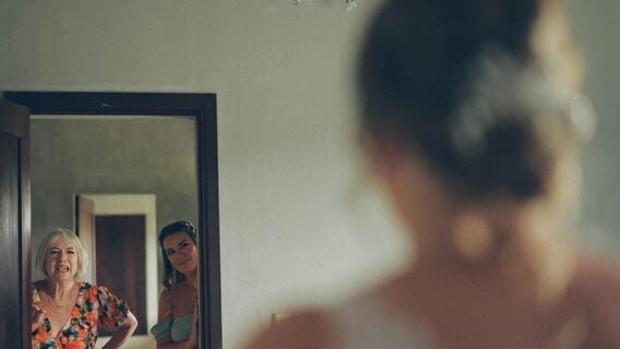 «Мечтаю показать Париж, а она не хочет». Внучка уехала 12 лет назад — но каждую неделю делает жизнь бабушки лучше