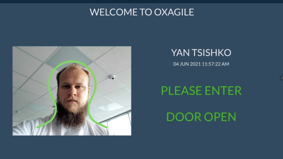 Решение Oxagile открывает двери в офисе с помощью системы распознавания