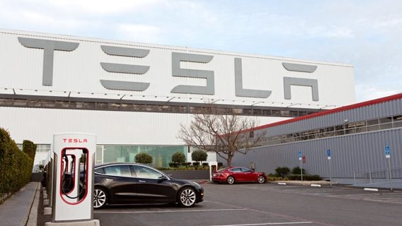 Суд не стал отклонять иск к Tesla о расизме на ее заводе. Компания просила договориться вне суда