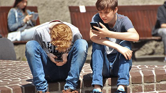 Французским школьникам запретили пользоваться смартфонами во время учёбы 
