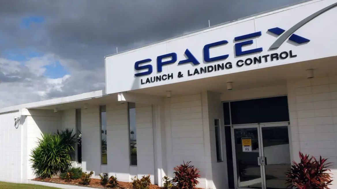 SpaceX отстранила от работы 62-летнего инженера из страха что он вдруг «уйдёт на пенсию или умрёт»