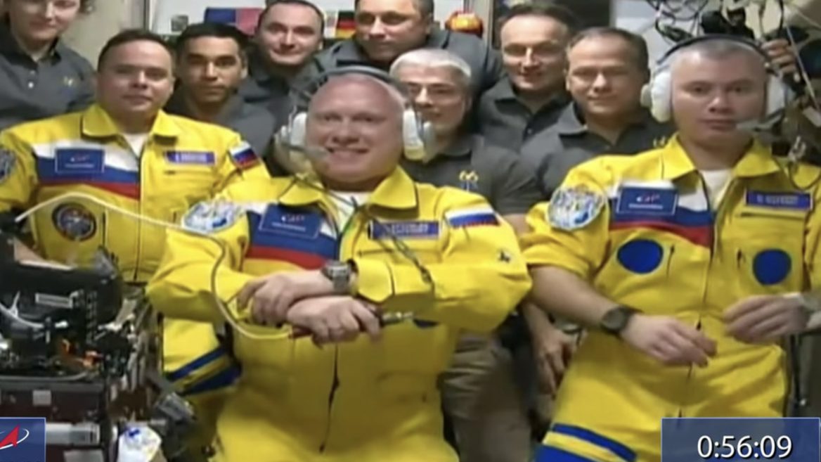 Российские космонавты прилетели на МКС в цветах украинского флага. Сказали что совпадение