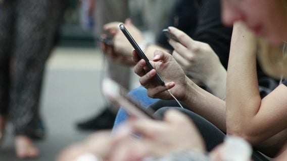 Почти половина молодёжи предпочла бы жить в мире без интернета